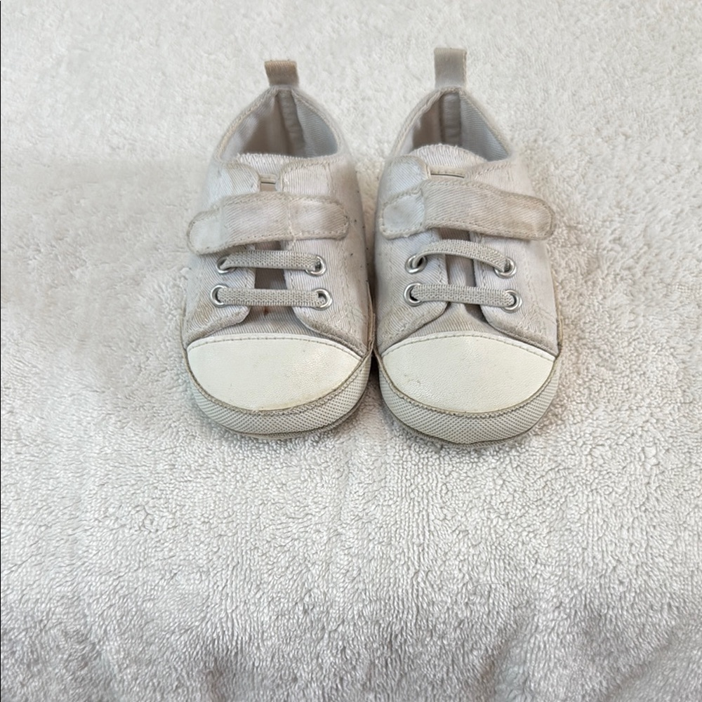 Cream Sneakers with Soft Fabric and Elastic Laces